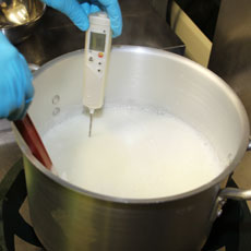 砂糖と牛乳を調合して加熱します。