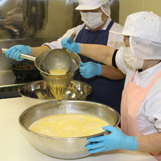 うずら卵と、加熱・殺菌をした牛乳を調合します。